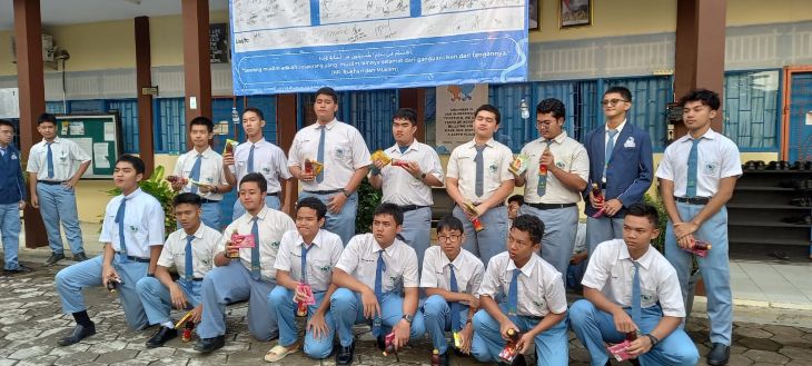 Mengasah Kemampuan Debat dan Berbahasa Inggris Melalui Monday Talk